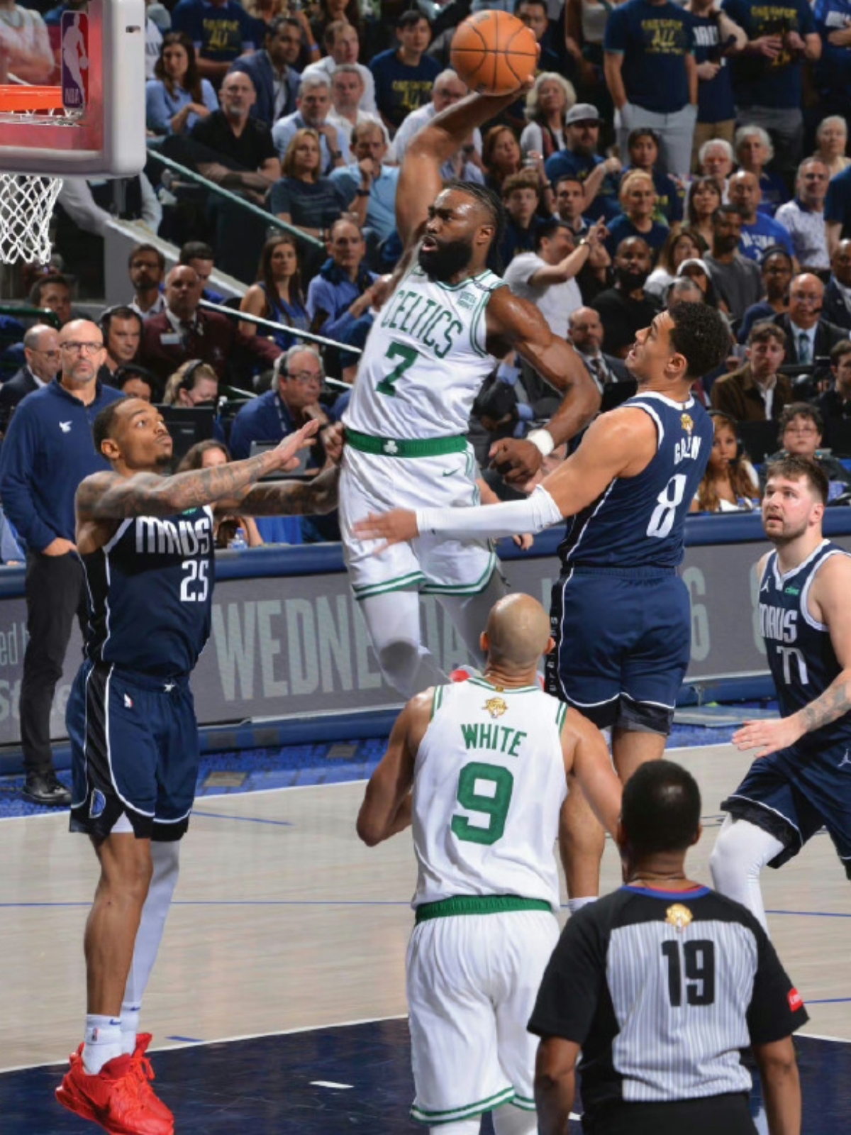 篮网轻取凯尔特人,布伦森扛起全队 篮网轻取凯尔特人,布伦森扛起全队