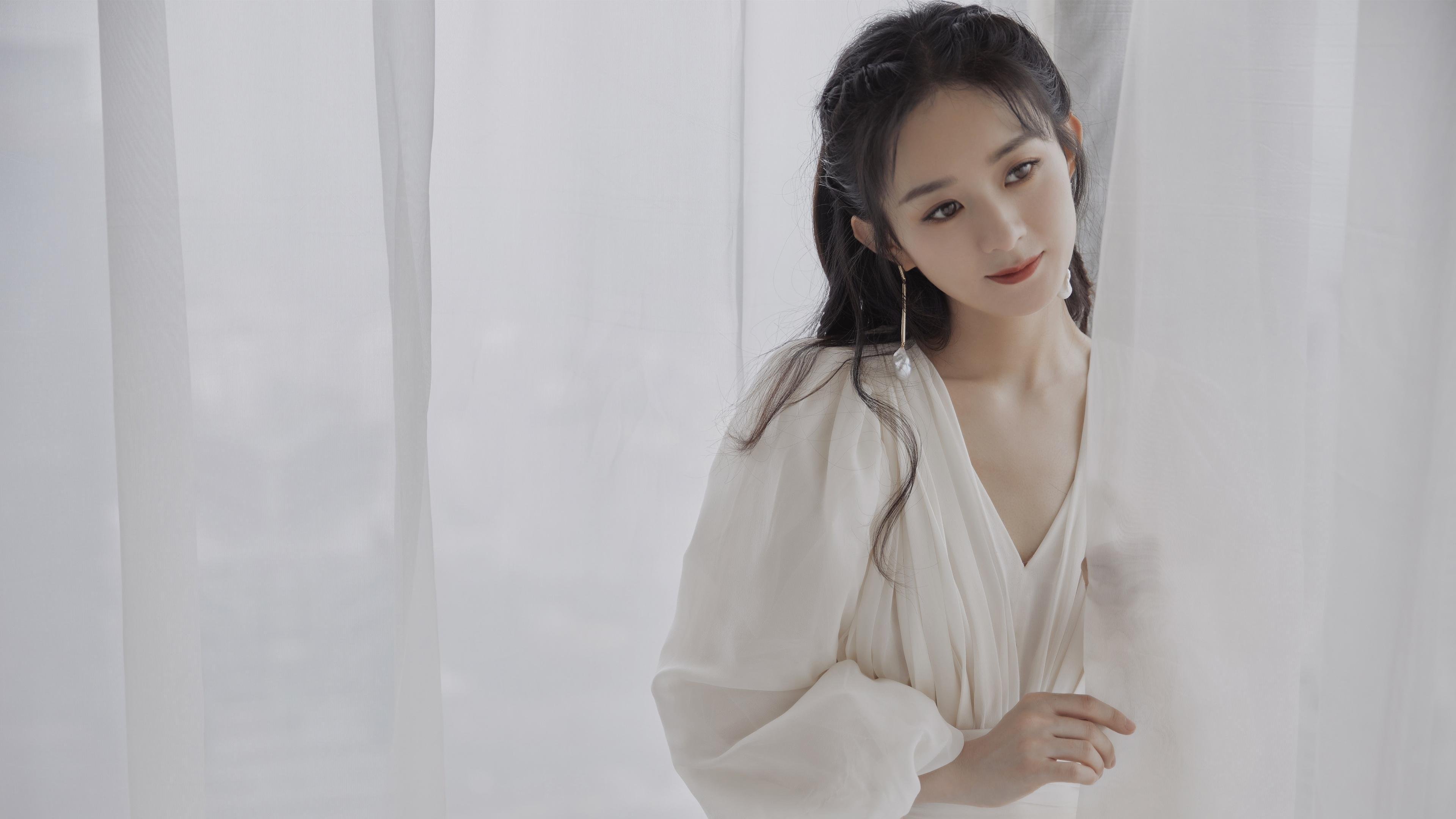 双线争锋，从巴林赛道到马德里球场，速度与策略的对决