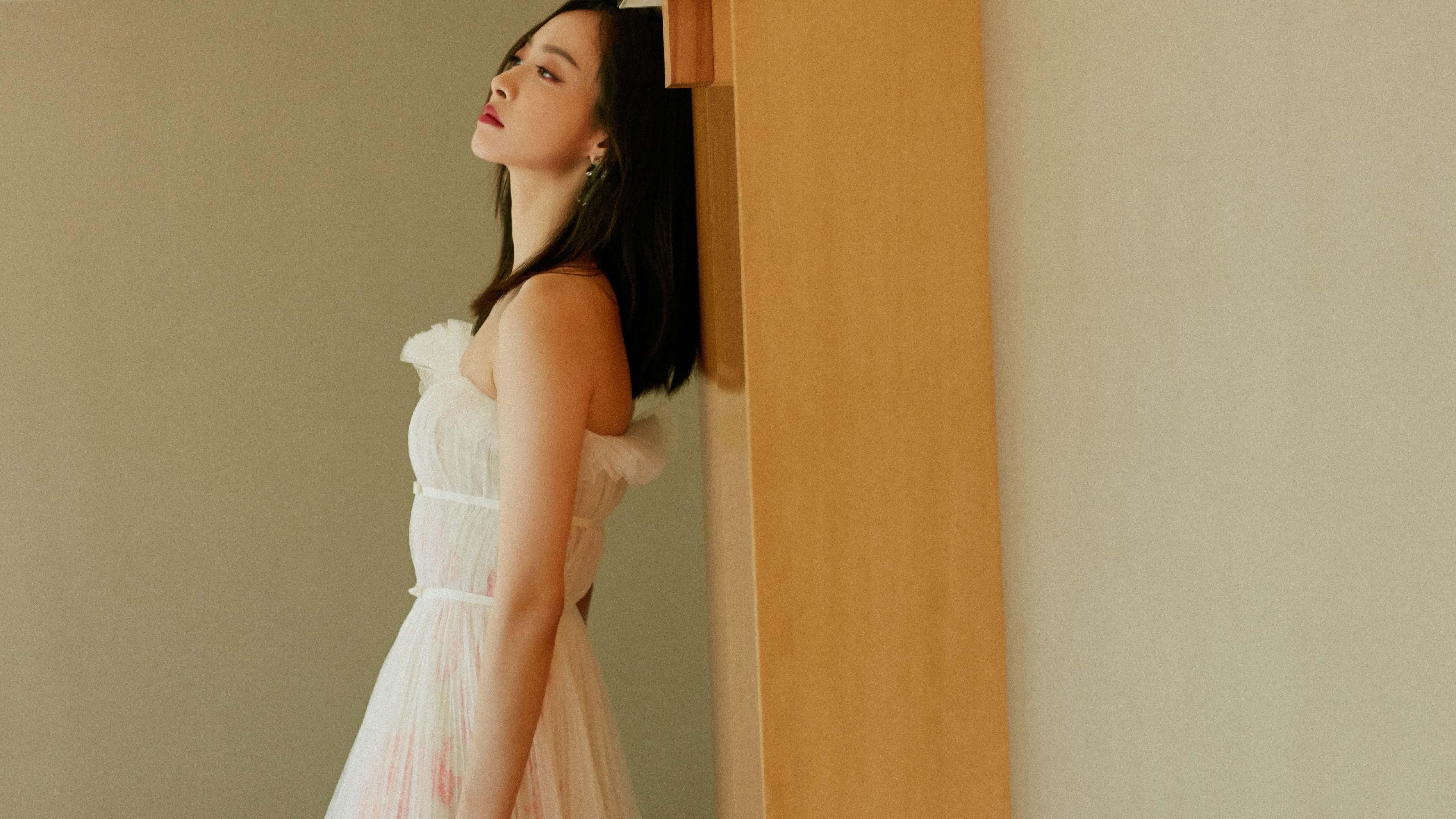 绿茵压哨与街道狂飙，一场跨越时空的体育交响曲